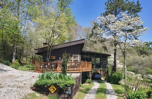 Franklin House | Mountain view cabin, fully remodeled, huge screen in porch with panoramic view.