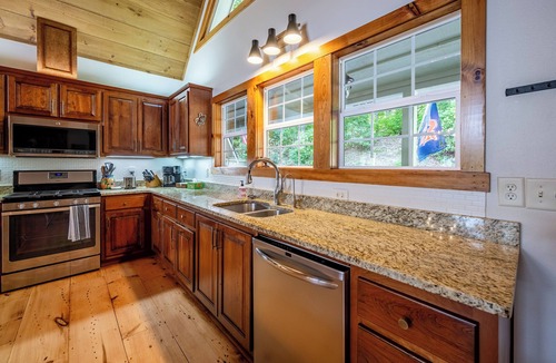 Sapphire House | Mountain Views, Hot Tub & Resort Amenities in Sapphire, NC