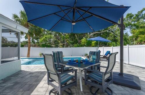 Vamo House | Mova Poolside Escape