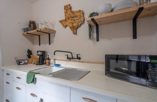 Midland House | Museum District Cottage - Private Guesthouse+Wi‑Fi by LCH