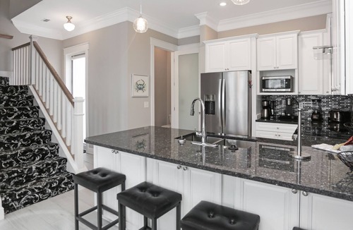 Waterside Village House | MXB West End Cottage 4BR w/Community Pool & Hot Tub Walk to Beach