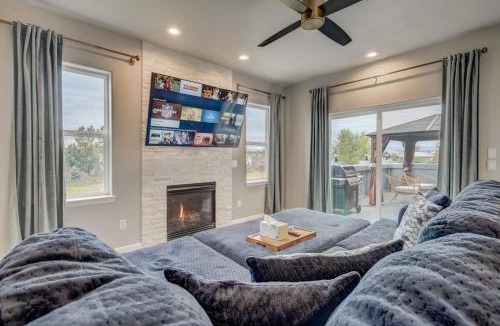 Northeast Colorado Springs House | Mystique Villa - Gym Pool Table BBQ Alfresco