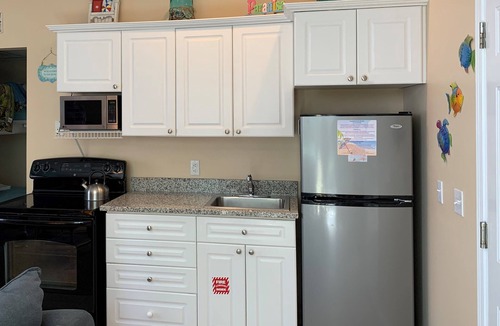 Crystal Beach Cottage | Nantucket Cottage B - 3 min stroll to beach.