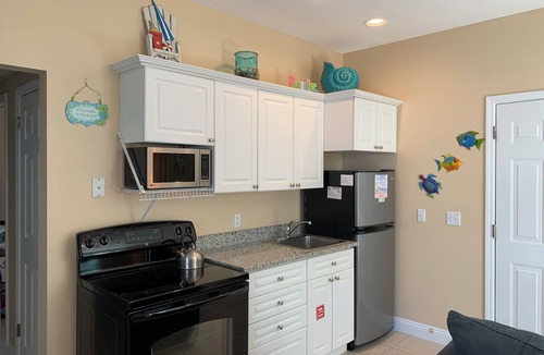 Crystal Beach Cottage | Nantucket Cottage B - 3 min stroll to beach.