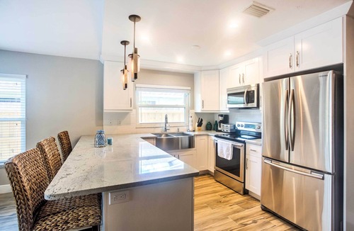 Naples Park Cottage | Naples Home w/Lanai & Pool Near Vanderbilt Beach!