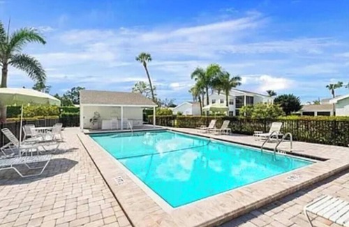 Park Shore Condo | Naples/Parkshore 2 bedroom/2 bath condo with garage. Less than 1 mile to beach.