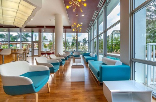 Fort Lauderdale Hotel | Near Airport with Free Shuttle & Pool Vibes