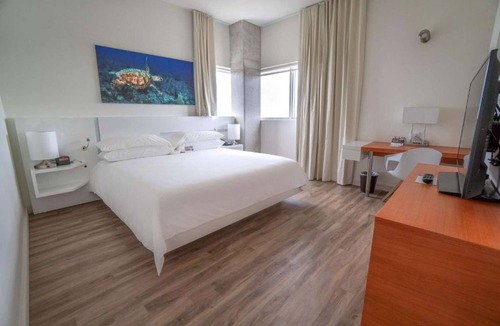 Fort Lauderdale Hotel | Near Airport with Free Shuttle & Pool Vibes
