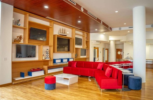 Fort Lauderdale Hotel | Near Airport with Free Shuttle & Pool Vibes
