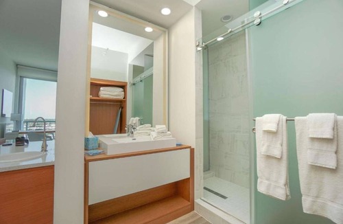 Fort Lauderdale Hotel | Near Airport with Free Shuttle & Pool Vibes