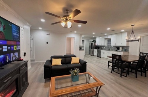 South Arlington House | Near AT&T MAJOR INTERNATIONAL SPORTING EVENT & Rangers Sleeps 8 Modern Home Big Yard