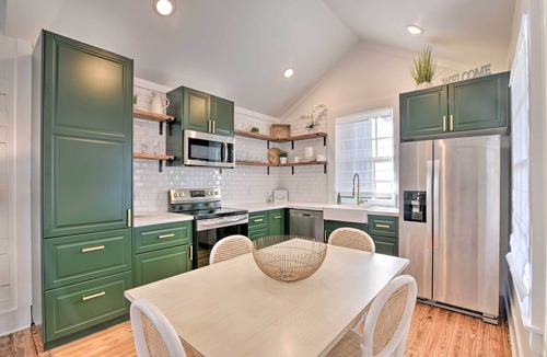 Galveston Cottage | Near Beach & Strand: Bright Cottage in Galveston
