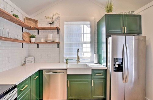 Galveston Cottage | Near Beach & Strand: Bright Cottage in Galveston
