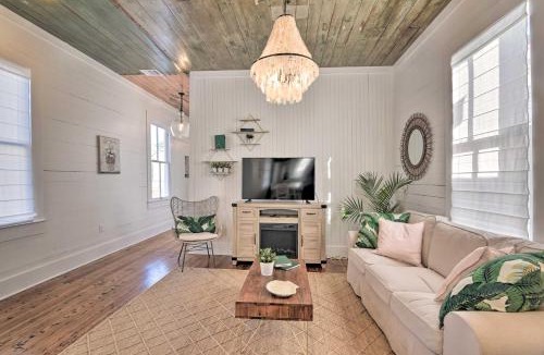 Galveston House | Near Beach & Strand: Bright Cottage in Galveston