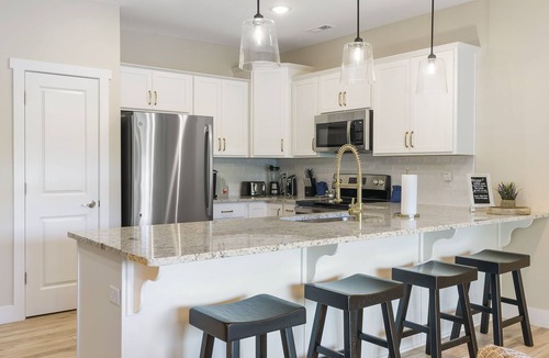 Branson Condo | Near Branson Landing: Panoramic Lake Taneycomo Views, Elevator, Community Pool & Free Tickets