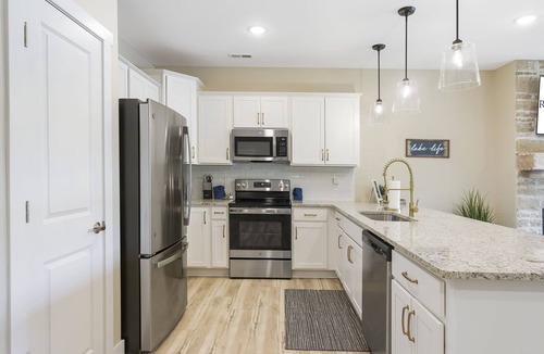 Branson Condo | Near Branson Landing: Panoramic Lake Taneycomo Views, Elevator, Community Pool & Free Tickets