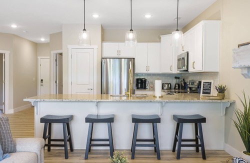 Branson Condo | Near Branson Landing: Panoramic Lake Taneycomo Views, Elevator, Community Pool & Free Tickets