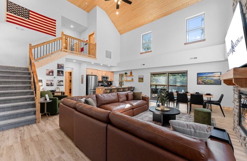 Hollister House | Near Table Rock: Private Hot Tub, Indoor & Outdoor Community Pools & Free Tickets