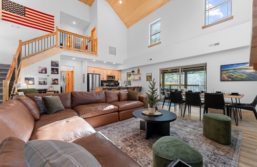 Hollister House | Near Table Rock: Private Hot Tub, Indoor & Outdoor Community Pools & Free Tickets