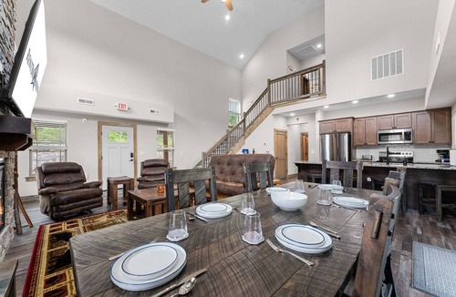Branson House | Near Thunder Ridge & Table Rock: Private Hot Tub, Community Pool & Free Tickets