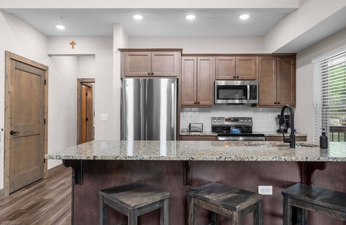 Branson House | Near Thunder Ridge & Table Rock: Private Hot Tub, Community Pool & Free Tickets
