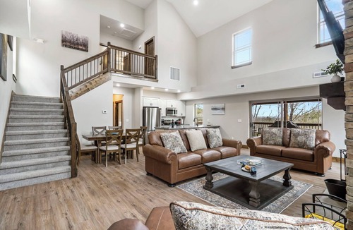 Hollister Cabin | Near Thunder Ridge with Free Attraction Tickets, Wood Fireplace & Community Indoor Pool