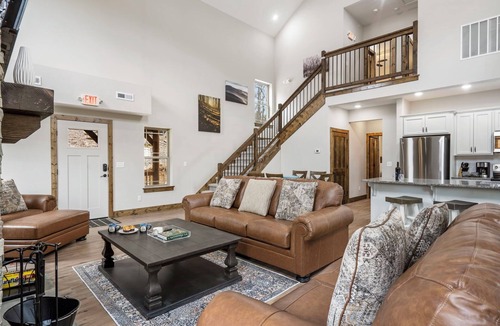 Hollister Cabin | Near Thunder Ridge with Free Attraction Tickets, Wood Fireplace & Community Indoor Pool