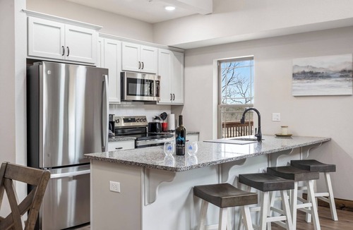 Hollister Cabin | Near Thunder Ridge with Free Attraction Tickets, Wood Fireplace & Community Indoor Pool