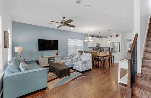 Santa Rosa Beach House | Nestled near beach-new updates-community pool-near shops, restaurants & cafes.