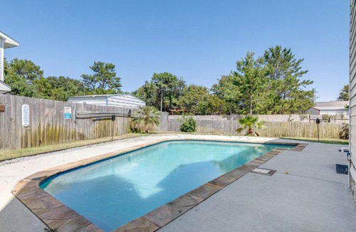 Navarre House | NEW 3BR House with Private Pool in Navarre
