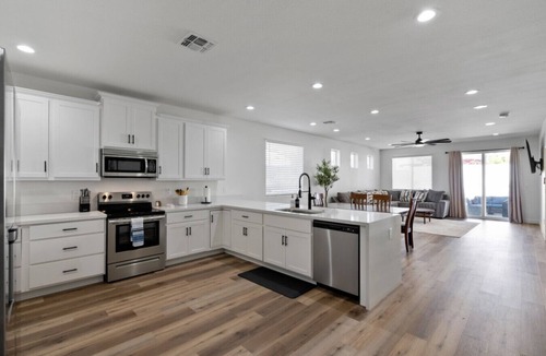 Cactus Heights House | New 4BR + Bunk Room | Mountain Views + Fire Pit
