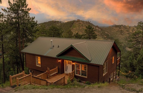 Bailey House | New 4BR Luxe Getaway Stunning Views/Hot Tub/Home Theater & Games- Pet Friendly