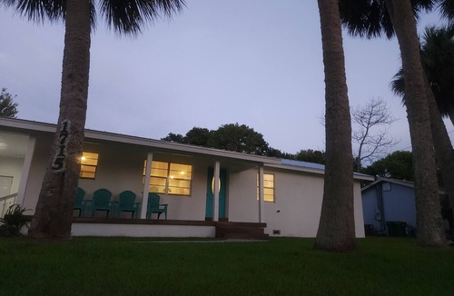 Melbourne House | NEW Clean 4-bed Home near airport and BEACH ! ! !