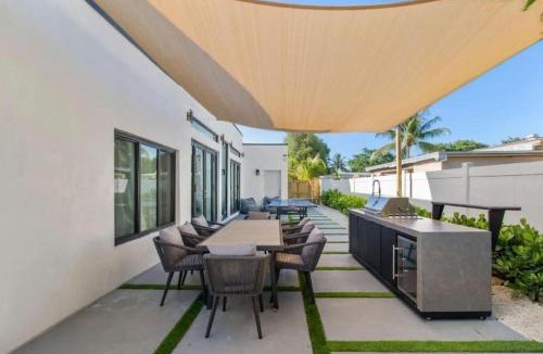 Golden Glades House | New Construction Villa Top Location Jacuzzi Bkb CT