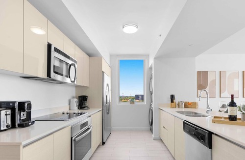 Hallandale Beach Apartment | New! Haven with Pool and Balcony