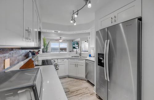Seawinds Condo Apartment | NEW listing! Direct Oceanfront 2-2 - Fully Updated - Heated Pool & Garage Parking