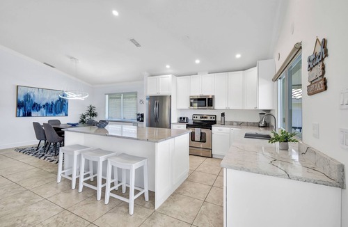 Connors House | New Listing! Dockside Dream-3 Premium Kings! Heated Salt Pool, On the Water, Walk to the Beach!