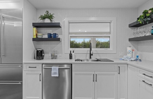Sanibel House | New Listing! Updated 3 Bedroom, 2 bath lakefront home. Pet Friendly!