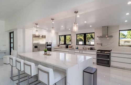 Golden Glades Villa | NEW Luxe Villa | Modern Decoration w/Hot Tub