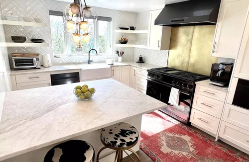 South Capitol House | New Luxurious Home Near Plaza