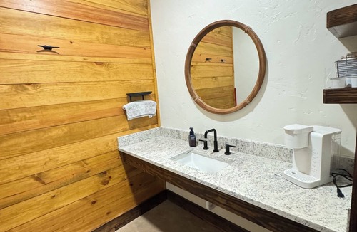 Palestine Cabin | NEW Luxury Lodge in Palestine, Texas > Near Polar Express 1 of 2