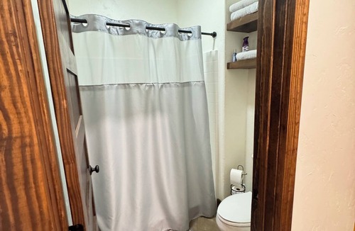 Palestine Cabin | NEW Luxury Lodge in Palestine, Texas > Near Polar Express 1 of 2
