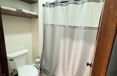 Palestine Cabin | NEW Luxury Lodge in Palestine, Texas > Near Polar Express 2 of 2