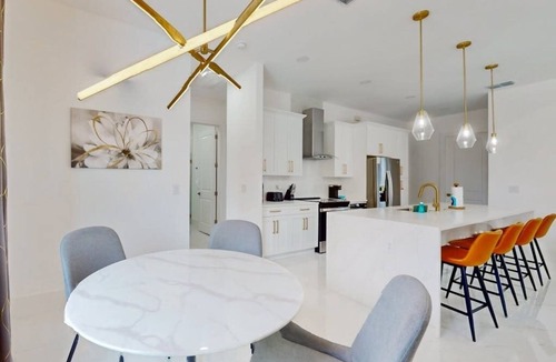 Diplomat House | New modern home with pool, lawn, W/D, Wifi and AC