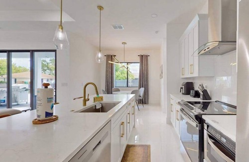 Diplomat House | New modern home with pool, lawn, W/D, Wifi and AC