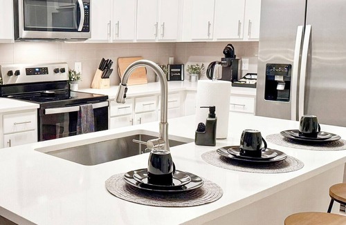 Southwest Orlando Condo | *New* *Modern* Less than 2 Miles from Universal, Epic Univ, Volcano Bay & More