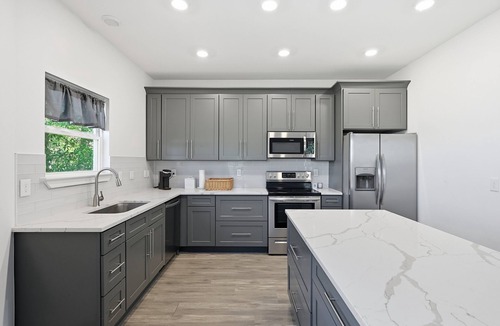 Crestview House | NEW! Modern Pine-Scented Retreat – 30 Mins to Beach!