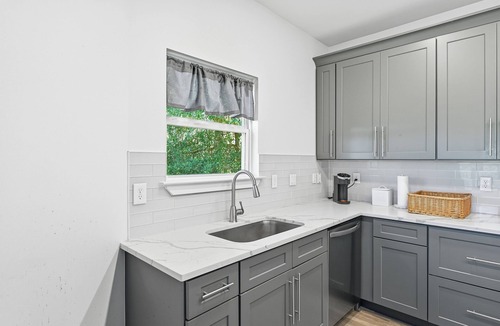 Crestview House | NEW! Modern Pine-Scented Retreat – 30 Mins to Beach!
