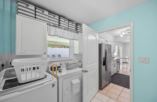 South Venice House | NEW! Private Pool Paradise- Minutes to Multiple beaches! Venice, FL
