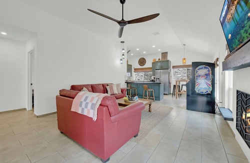Mesilla Park House | New Refurb, fully stocked kitchen, private fenced yard and tile throughout.